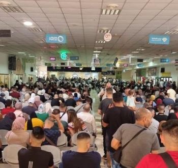 صورة أرشيفية لصالة المغادرة في معبر الكرامة.jpg