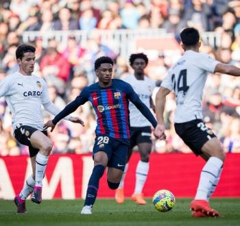 برشلونة يعلن تجديد عقد نجمه حتى عام 2028