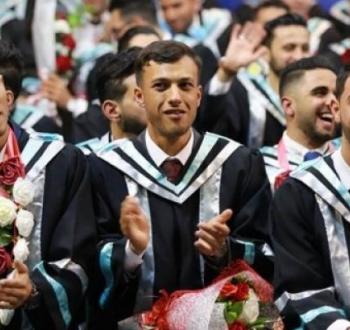 خريجين