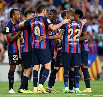 برشلونة يستعيد مدافعه قبل مواجهة دوري أبطال أوروبا