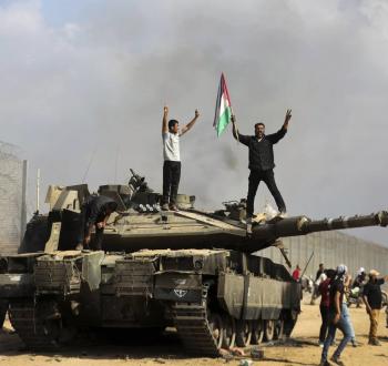 فلسطينيون يرفعون العلم الفلسطيني على دبابة لجيش الاحتلال.jpeg