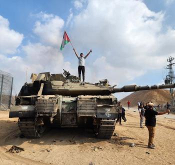 فلسطيني يعتلي دبابة لجيش الاحتلال.jpg