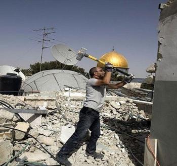 فلسطيني يهدم منزله ذاتيا شرقي القدس
