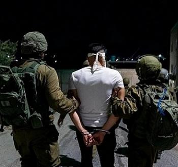 اعتقال شاب فلسطيني من منزله في الضفة.jpg