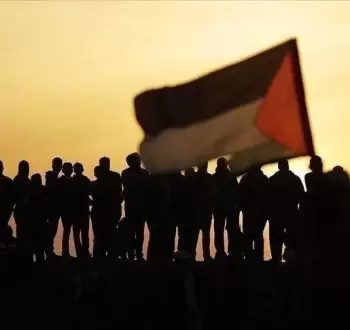 شبان فلسطينيون يرفعون علم فلسطين.webp