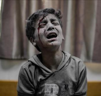 طفل فلسطيني في غزة بعد قصف منزله.jpg