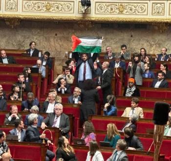 علم فلسطين في البرلمان الفرنسي