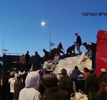 مستوطنون يهاجمون شاحنة مساعدات متجهة لغزة ويصيبون سائقها.jpg