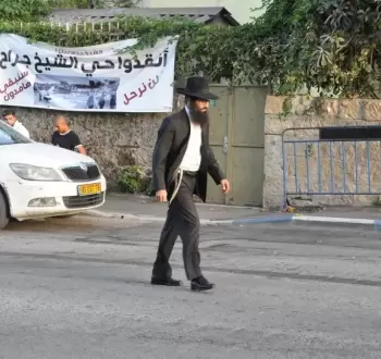 يهودي يتجول في حي الشيخ جراح في القدس