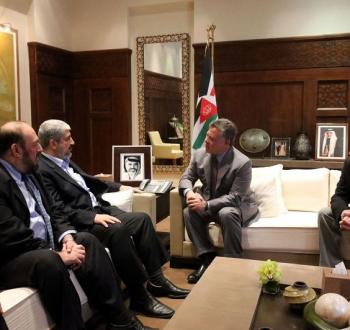 صورة أرشيفية للقاء بين ملك الأردن وخالد مشعل.jpg