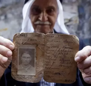 لاجي فلسطيني يحتفظ بوثيقته.webp