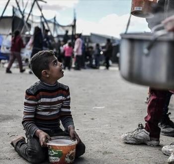 طفل فلسطيني ينتظر للحصول على بعض الطعام