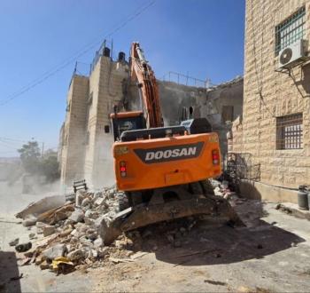 الاحتلال يجبر مقدسيا على هدم بنايته السكنية في جبل المكبر.jpg