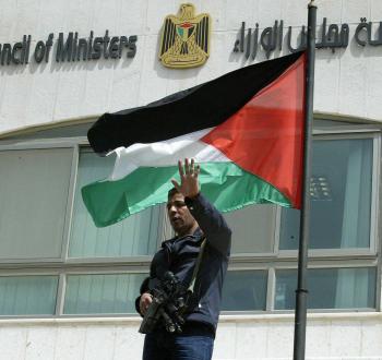 رجل أمن فلسطيني امام مقر مجلس الوزراء في رام الله