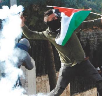 شاب فلسطيني خلال مواجهات.jpg