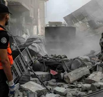 خلال عمليات إنقاذ تنفذها طواقم الدفاع المدني بغزة