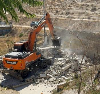 الاحتلال يجبر عائلة قنبر على هدم منزلها في جبل المبكر بالقدس.jfif