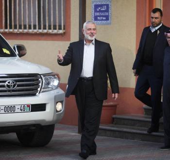 السفير العمادي رفقة الشهيد هنية.jpg