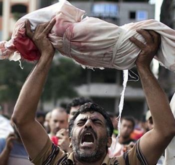 صورة مواطن يحمل طفله الذي قضى بمجزرة إسرائيلية في غزة.jpg