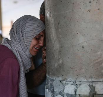 سيدة فلسطينية تبكي شهداء مجزرة مدرسة التابعين.jpg