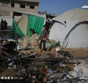 آثار قصف الاحتلال الإسرائيلي لخيام النازحين في باحة مستشفى شهداء الأقصى بدير البلح وسط قطاع غزة