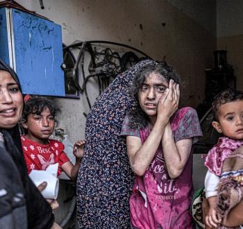 عائلة فلسطينية عقب قصف الاحتلال لمنزلها في قطاع غزة