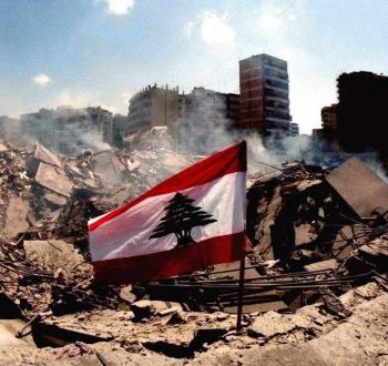 رفع علم لبنان من مكان قصف طيران الاحتلال.jpg