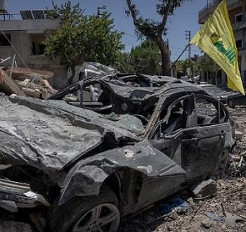 رفع راية حزب الله في مكان استهداف إسرائيلي