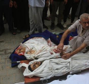 مواطن فلسطيني خلال تشييع أفراد عائلته عقب مجزرة في غزة.jpg