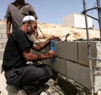 عامل فلسطيني في ورشة بناء.jpg
