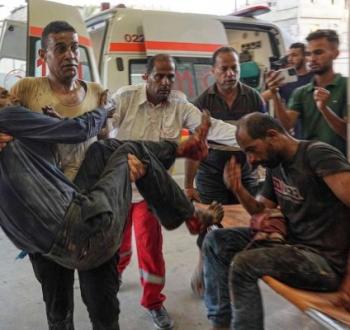 نقل إصابات بعد مجزرة في خانيونس - صورة أرشيفية.jpg