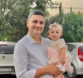 الزميل الصحفي محمد منى رفقة ابنته نجاة.jpg