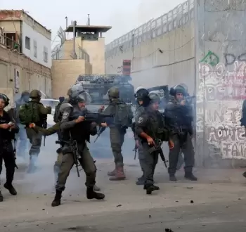 جنود إسرائيليون يطلقون قنابل الغاز على متظاهرين فلسطينيين عند المدخل الشمالي لمدينة بيت لحم