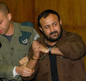 مروان البرغوثي خلال جلسة محاكمة.jpg
