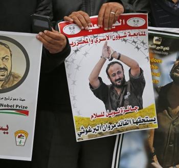 رفع صور الأسير مروان البرغوثي خلال فعالية تضامنية مع الأسرى في رام الله.jpeg