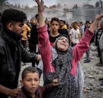سيدة فلسطينية بعد قصف منزل عائلتها في غزة