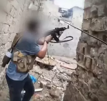 مقاوم فلسطيني يشتبك مع قوات الاحتلال.webp