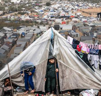 معاناة النازحين في الخيام خلال عام من الحرب على غزة