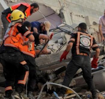 الدفاع المدني الفلسطيني خلال عملية إنقاذ من تحت الركام في غزة