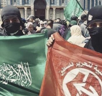 خلال تظاهرة في المسجد الأقصى.. شبان يرفعون رايات حماس والجبهة الشعبية.jpeg