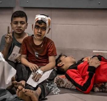 طفل من غزة نجا من مجزرة يرفع شارة النصر.jpg