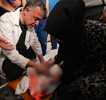 مدير مستشفى كمال عدوان، الطبيب حسام أبو صفية يودع نجله شهيداً