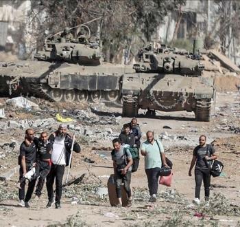 خلال إجبار المدنيين على النزوح في قطاع غزة تحت نيران الدبابات.jpg