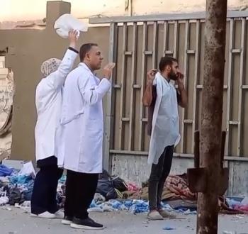 مدير عام مستشفى كمال عدوان اثناء اقتحام الاحتلال له.jpg