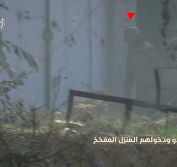 مقطع يظهر رصد جنود الاحتلال قبل دخولهم المنزل المفخخ.png
