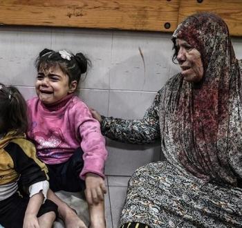 مدنيون فلسطينيون بعد مجزرة بحقهم في قطاع غزة.jpg