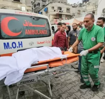 نقل جثمان شهيد فلسطيني في غزة بعد انتشاله من تحت الأنقاض