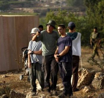 مستوطنون خلال اعتداء سابق على أراض فلسطينية.jpg