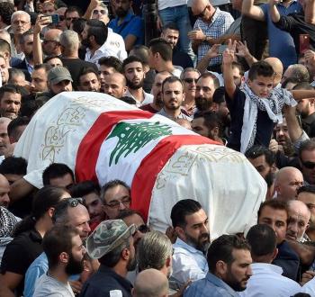 مواطنون في لبنان يشاركون في تشييع شهيد.jpg