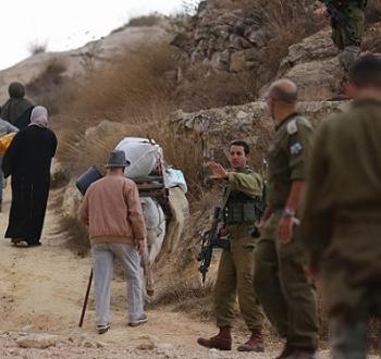 خلال منع المزارعين الفلسطينيين من الوصول لأراضيهم في الضفة الغربية.jpg